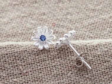 925 Sterling Silver Daisy Stud Earrings, with Lab grown Sapphire.